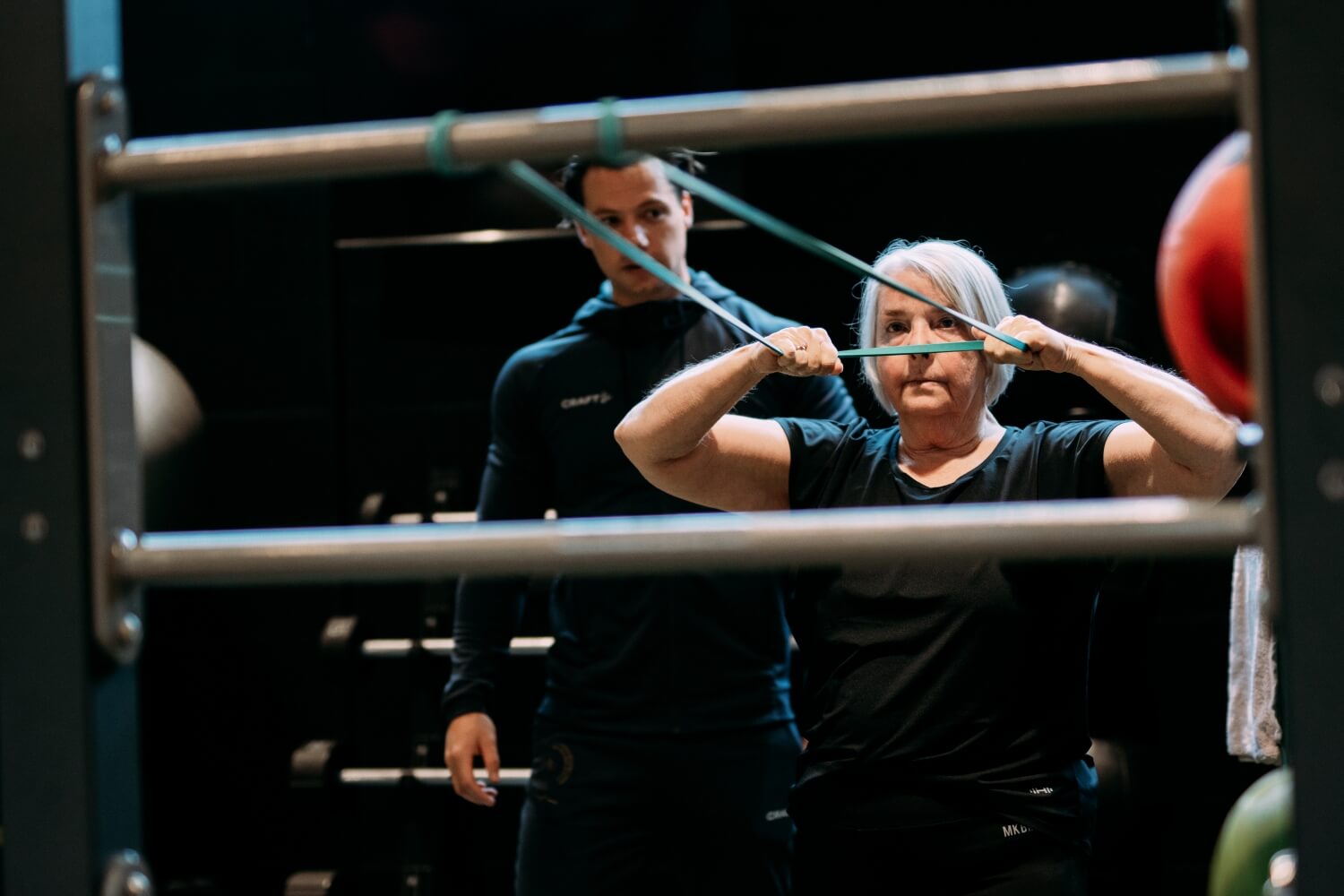 Coach die meekijkt bij een oefening